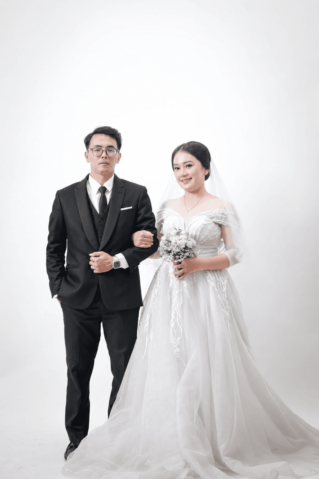 Ryan & Santi dalam jas hitam dan gaun pernikahan